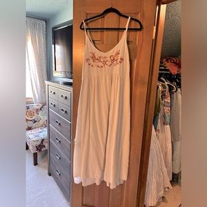 Embroidered maxi dress size M